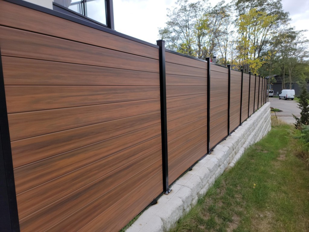 Wood-Grain-Vinyl-Fence.jpg