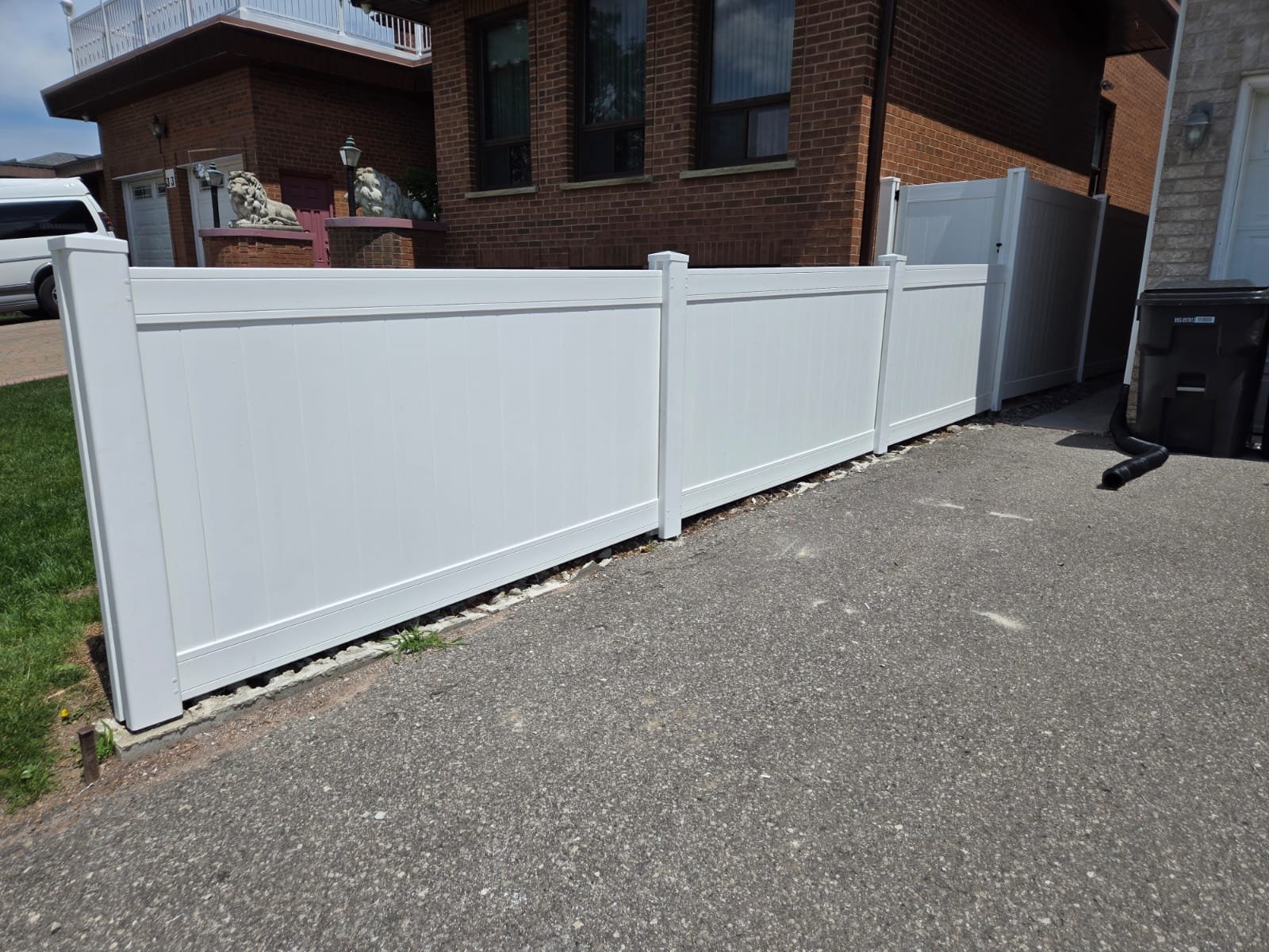 white vinyl fence